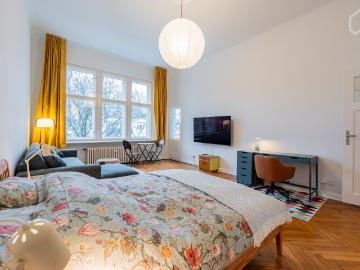 Bright and cheerful flat with balcony in Charlottenburg short walk to Ku’damm, Olivaer Platz and Preußenpark