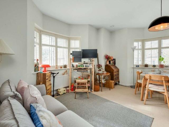 Bright and contemporary two bedroom apartment with open plan living, ideally positioned for Esher and excellent commuter links