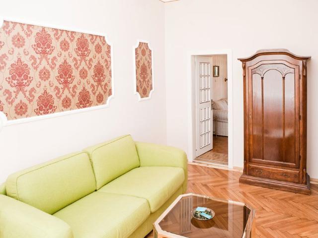 Bright and cosily furnished 3 room flat that perfectly unfolds the charm of a Viennese Wilhelminian style flat