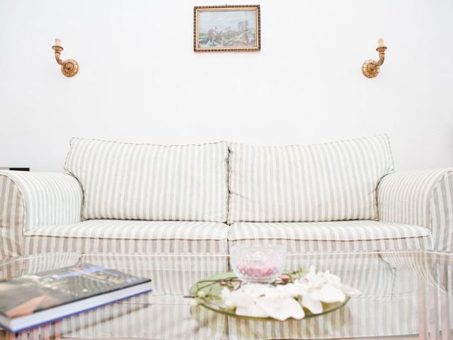 Bright and cosily furnished 3 room flat that perfectly unfolds the charm of a Viennese Wilhelminian style flat, Vienna Amsterdam Apartments for Rent