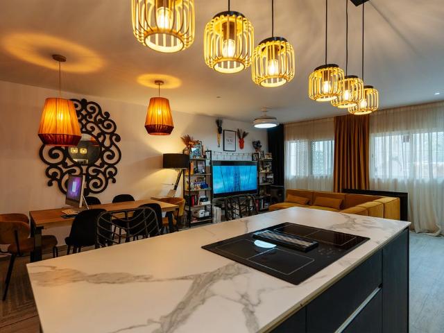 Bright and Cozy 2 Bedroom Apartment with Modern Renovation