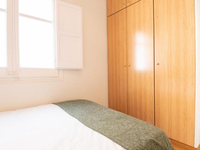 Bright and cozy double room in nice residential area in Sant Gervasi