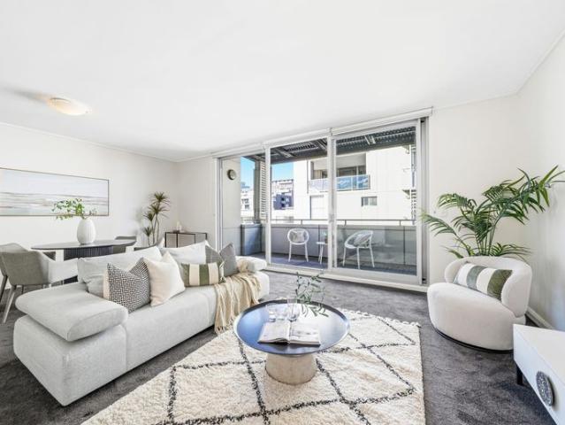 BRIGHT AND EXPANSIVE TWO BEDROOM APARTMENT | POOL VIEW AND SUPREME LOCATION