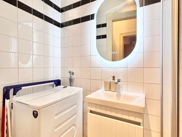 Bright and fantastic centrally located studio, Vienna Amsterdam Apartments for Rent