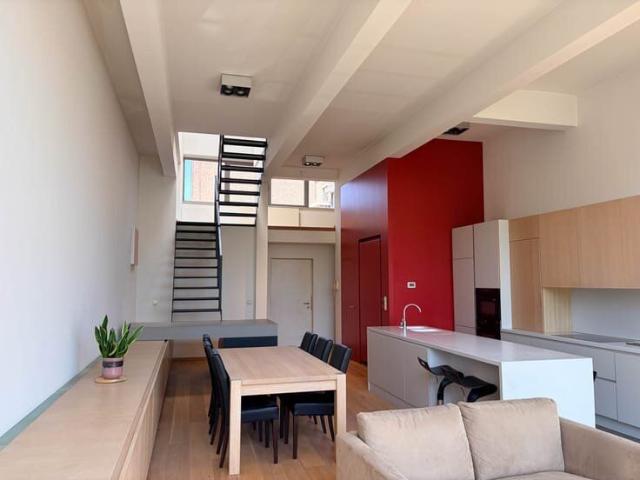 Bright and fresh loft style triplex, views of Vismarkt
