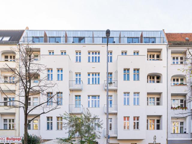 Bright and panoramic studio with balcony