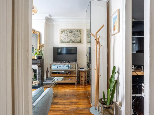 Bright and quiet apartment on courtyard Renovated with 1 separate bedroom metro 3 & 14 Paris 17, Paris Amsterdam Apartments for Rent