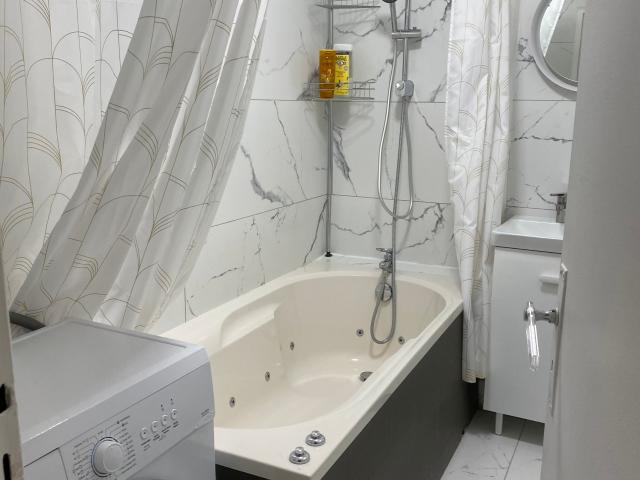 Bright and quiet flat with top of the range amenities in a sought after area