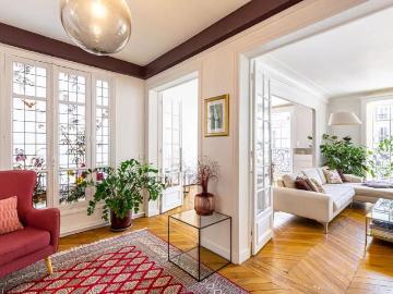 Bright and Quiet Spacious Haussmannian Apartment Montmartre