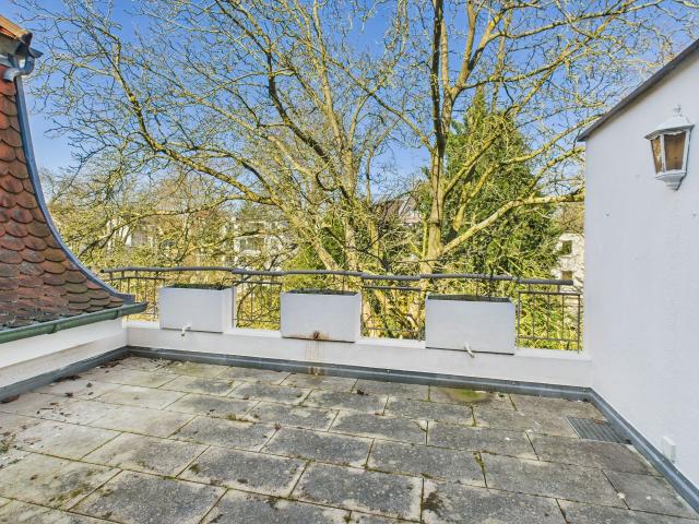 Bright and quiet 4 bedroom apartment with balcony next to Stadtwald park