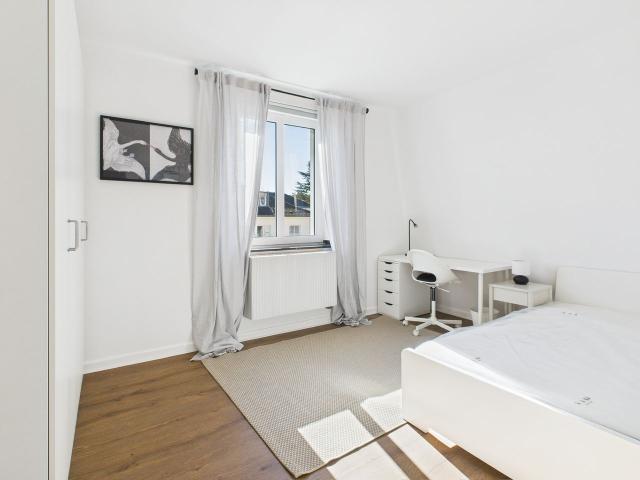 Bright and quiet 4 bedroom apartment with balcony next to Stadtwald park, Koln Amsterdam Apartments for Rent