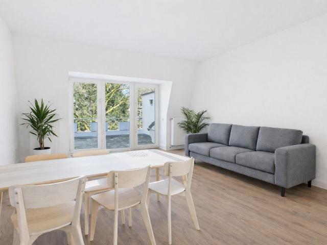 Bright and quiet 4 bedroom apartment with balcony next to Stadtwald park, Koln Amsterdam Apartments for Rent