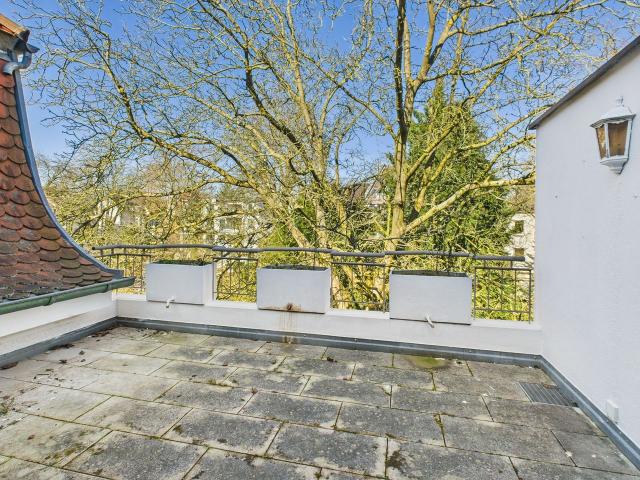 Bright and quiet 4 bedroom apartment with balcony next to Stadtwald park, Koln Amsterdam Apartments for Rent