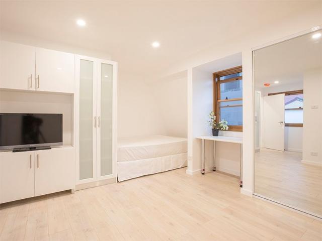 Bright and Stylish Studio Apartment Please access via Portman Lane