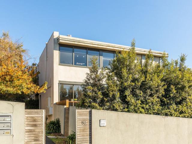 Bright and Stylish Top Floor Apartment in the Heart of Kew!