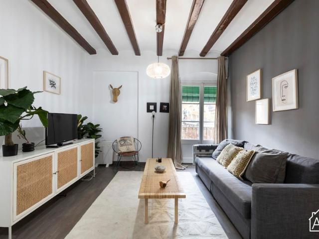 Bright and sunny apartment, only one street from the Barcelona port