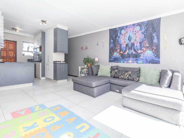 Bright and Sunny 2 Bedroom Cluster with Pool