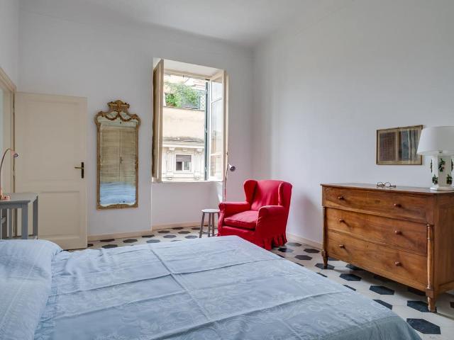 Bright and simply elegant apartment near villa Borghese Cribmed