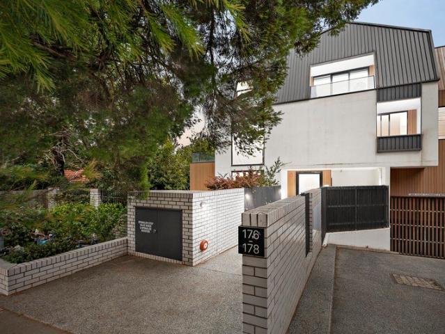 Bright and sleek Surrey Hills living!