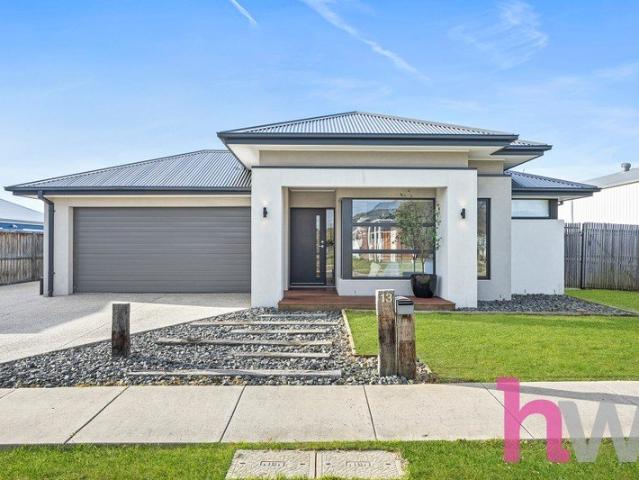 Bright and spacious northerly living on 1000m2 block