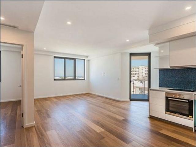 Bright and spacious apartment with ocean views!