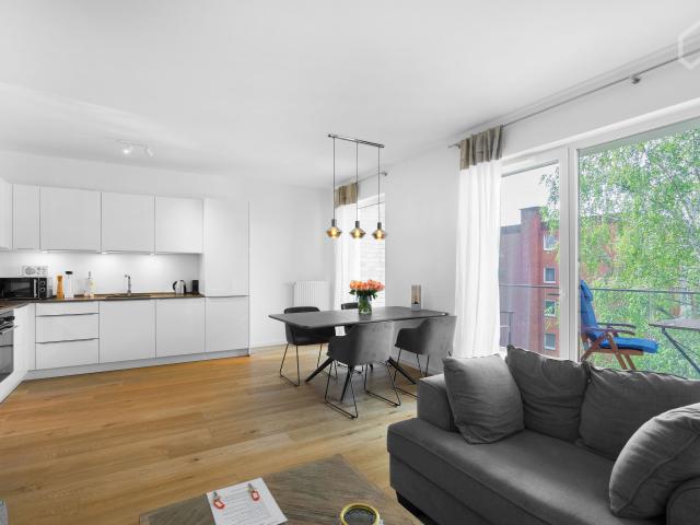 Bright and spacious apartment close to the metro