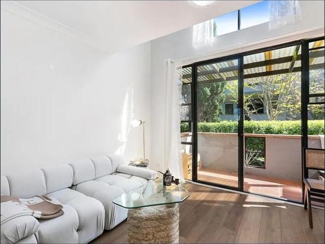 Bright and spacious apartment in convenient pocket