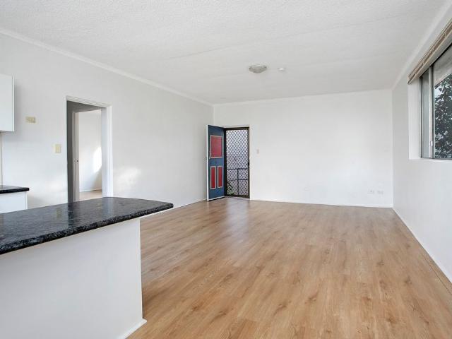 Bright and spacious apartment in prime Harbourside setting