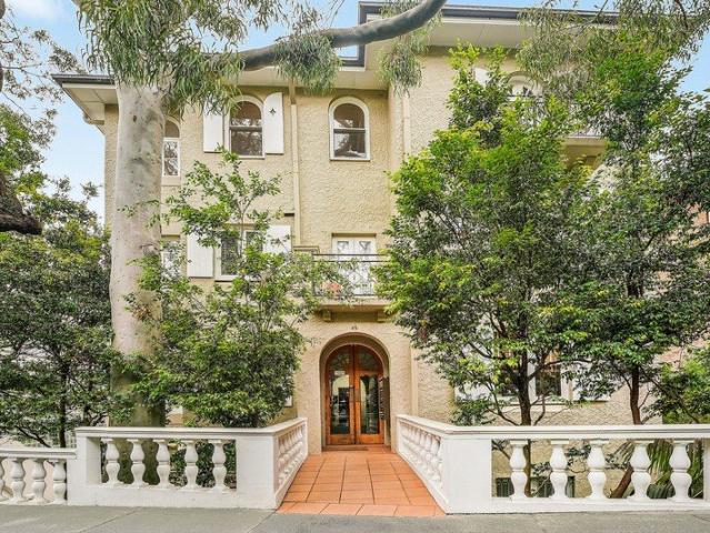 Bright and Spacious Apartment Of Art Deco Brilliance In Cherished Address