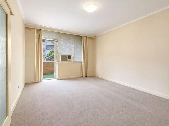 Bright and Spacious Elwood Living in a Peaceful Location