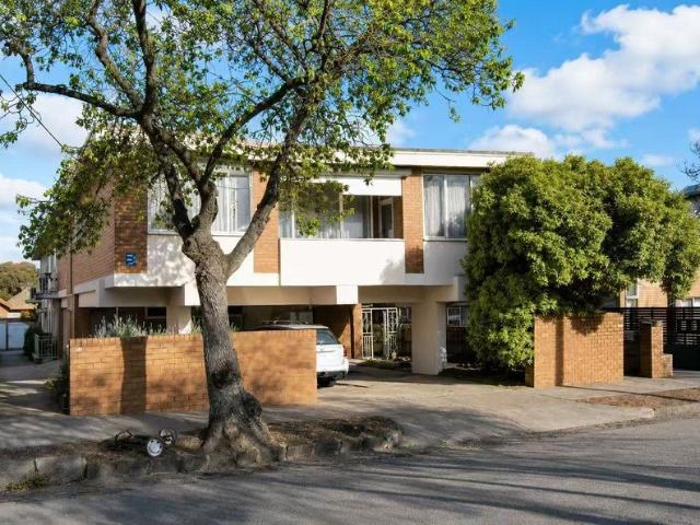 Bright and Spacious Elwood Living in a Peaceful Location