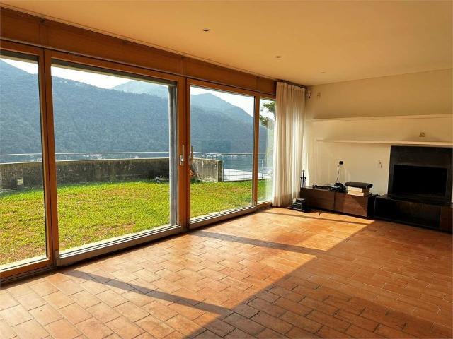 Bright and spacious end villa with lake view and garden Rent to buy