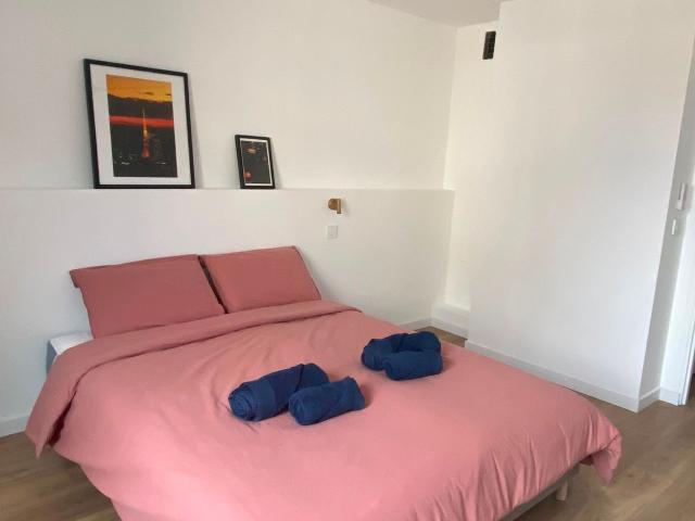 Bright and spacious renovated apartment, Paris Amsterdam Apartments for Rent