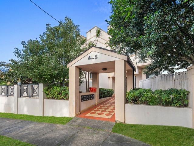 Bright and Spacious Townhouse in Convenient Location