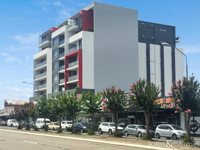BRIGHT AND SPACIOUS WITH TRANSPORT AT DOOR!