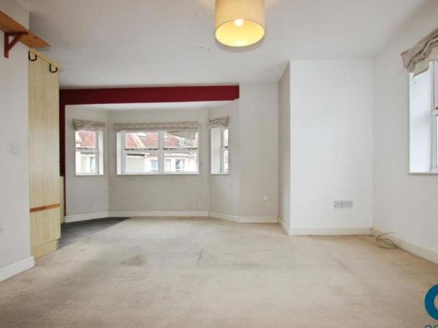 Bright and spacious 2 bed flat with open plan living, built in storage minutes away from Gloucester Road