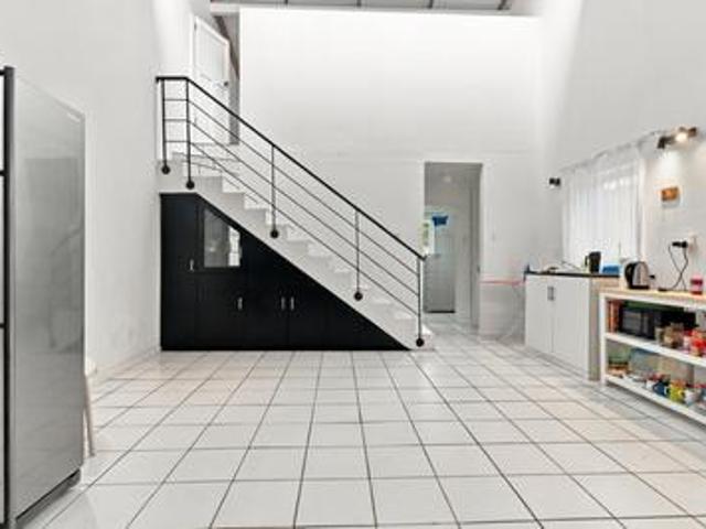bright and spacious 2 bedroom apartment