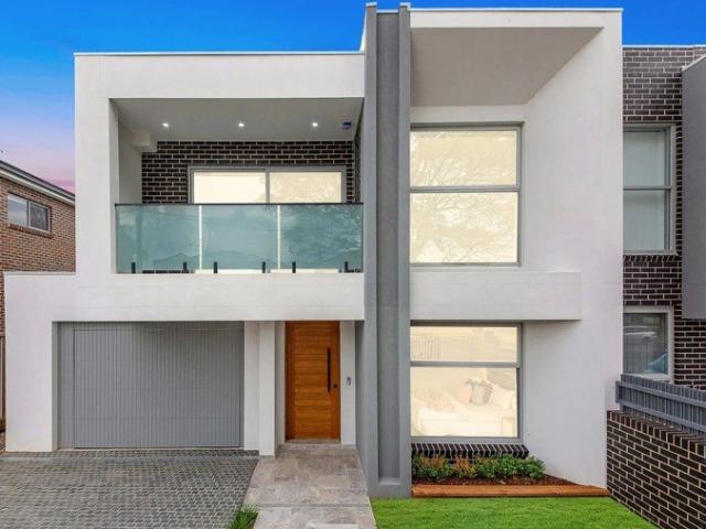 Bright and Spacious 5 Bedroom Duplex