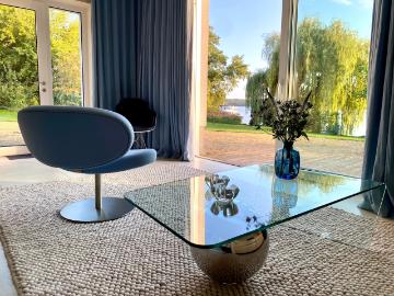 Bright and tastefully furnished apartment in direct lake location and with perfect connection to the Berlin city center