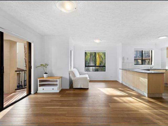 Bright and Tidy 2 Bedroom Apartment – Can be furnished or unfurnished