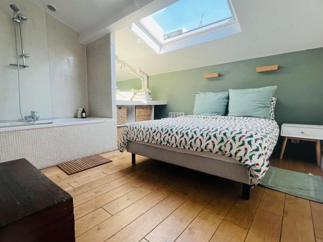 Bright, air conditioned apartment in the heart of the Marais 2 rooms with separate bedroom, Paris Amsterdam Apartments for Rent