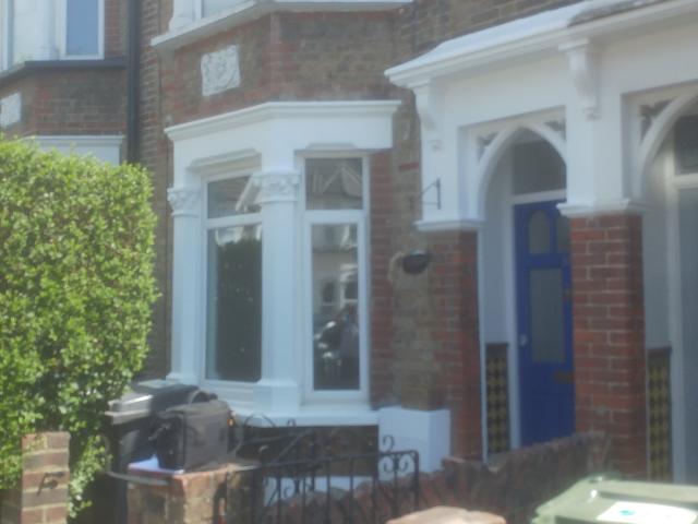 Bright Airy 2 Bedroom Garden Flat Only a Few Minutes Walk from Highams Park Station