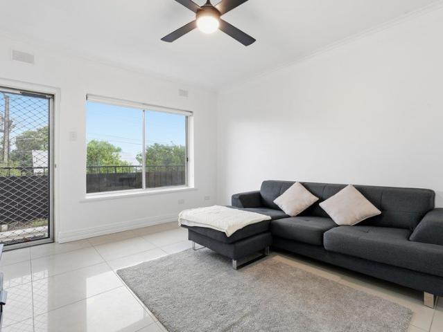 Bright & Airy 2 Bedroom Unit, 10 Minutes To The City & Sea!