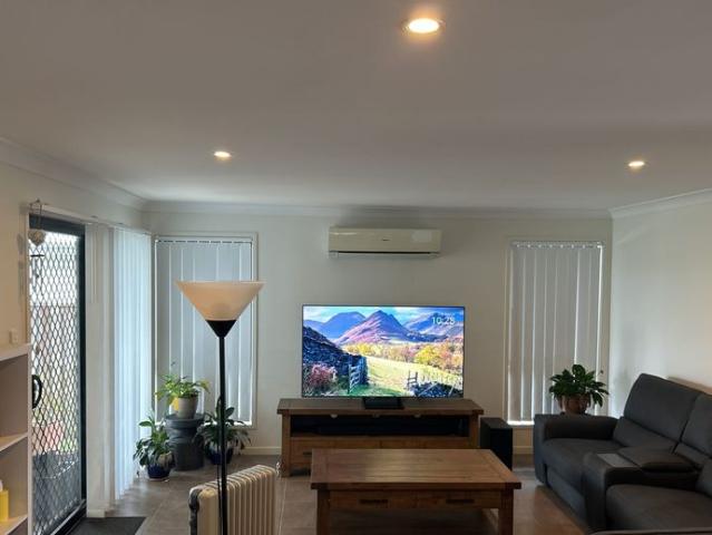 BRIGHT & AIRY FOUR BEDROOM HOME IN BLACKS BEACH
