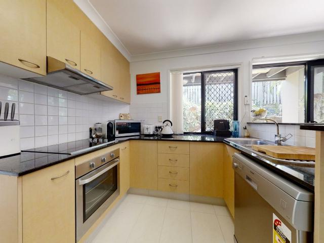 Bright, airy & secure! Easy maintainence'end position' townhome central location live in, or invest now!