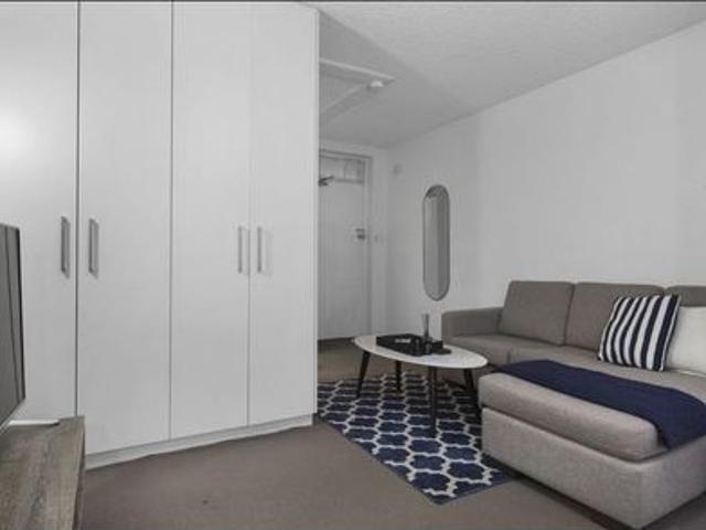 Bright & Airy Strata Apartment, Moments to Everywhere