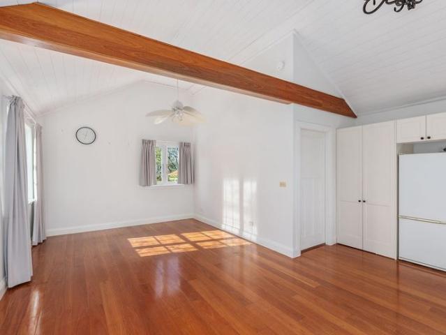 Bright & Airy Studio Loft Minutes from Springwood CBD
