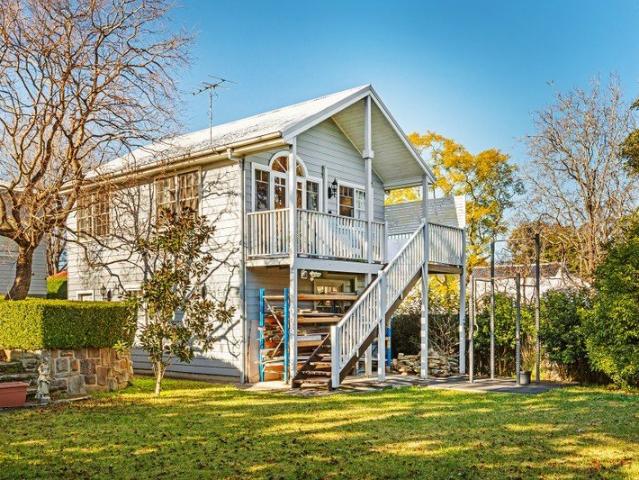 Bright & Airy Studio Loft Minutes from Springwood CBD