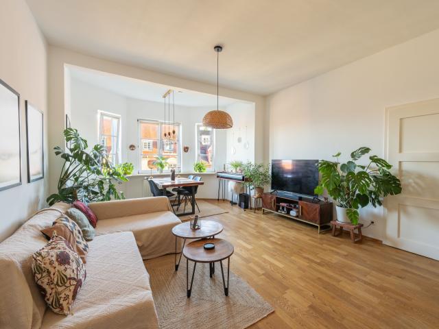Bright Altbau apartment in Neuhausen, furnished, for temporary rent 2027