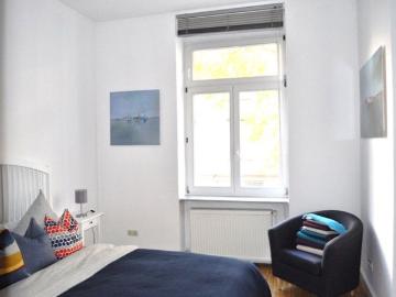 Bright Apartment In Sachsenhausen | With Bathtub And Small Garden Shared W/ Neighbors